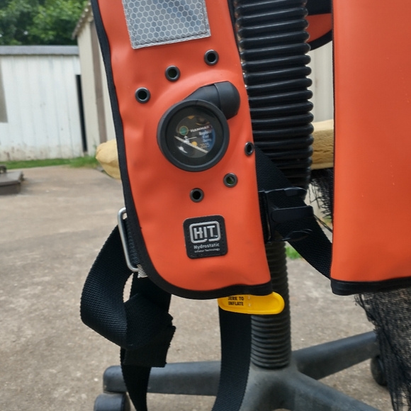 Inflatable work vest life jacket. - Picture 2 of 4